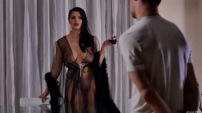 I-Slut Kira Queen wamema umakhelwane wakhe ukuze aphuze itiye futhi wamfaka etafuleni lesidlo sakusihlwa